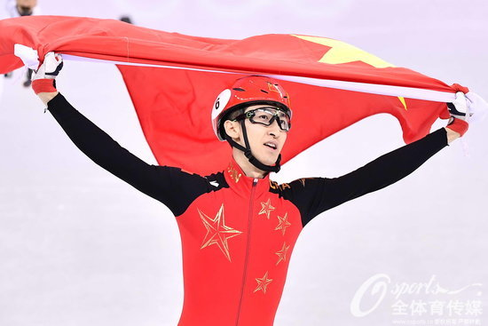 武大靖賽后披國旗慶祝勝利。